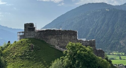 Lernende Maurer und Baupraktiker sichern Burgruine Solavers in Seewis